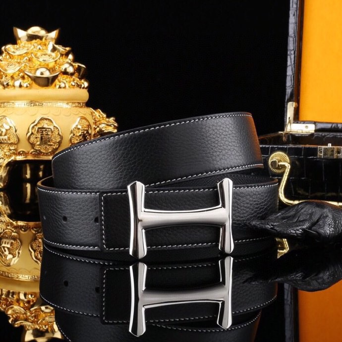 爱马家 男士商务休闲款真皮腰带 | 经典H扣头层小牛皮皮带。
▎匠心工艺
严选皮料：带身双面采用进口头层小牛皮，纹理细腻，柔韧亲肤，久用不易变形。
精工电镀：H扣头精钢真空电镀工艺，防刮耐磨，持久保色，低调演绎奢华质感。
38mm（ 3.8cm ）百搭宽度：适配商务正装与休闲造型，经典多色可选，轻松驾驭多种场合。
▎尊享礼遇
精品包装：配送鳄鱼纹木礼盒
高端之选：自用彰显品位，馈赠见证心意，高净值客户品质生活首选配饰。p260