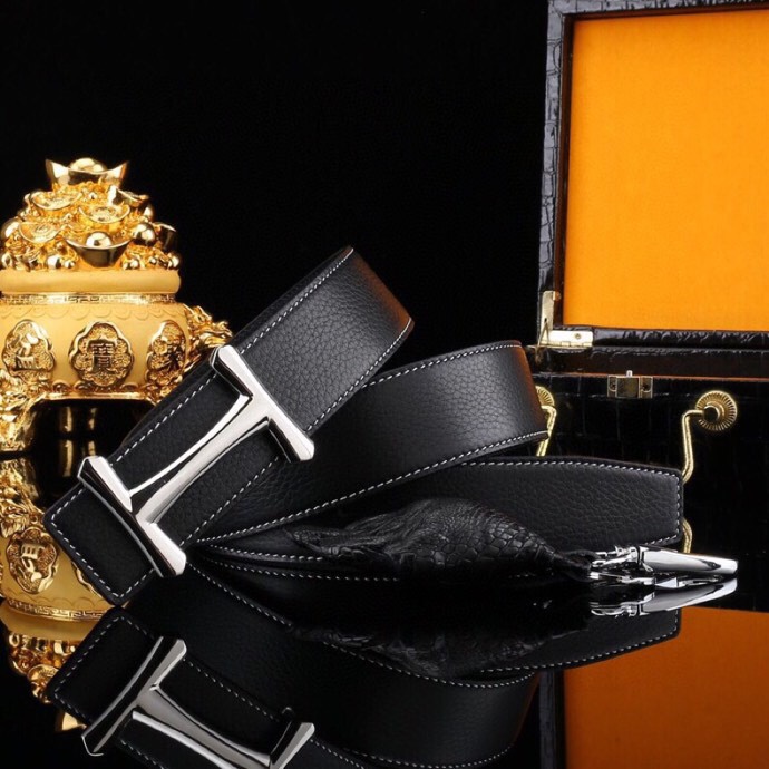 爱马家 男士商务休闲款真皮腰带 | 经典H扣头层小牛皮皮带。
▎匠心工艺
严选皮料：带身双面采用进口头层小牛皮，纹理细腻，柔韧亲肤，久用不易变形。
精工电镀：H扣头精钢真空电镀工艺，防刮耐磨，持久保色，低调演绎奢华质感。
38mm（ 3.8cm ）百搭宽度：适配商务正装与休闲造型，经典多色可选，轻松驾驭多种场合。
▎尊享礼遇
精品包装：配送鳄鱼纹木礼盒
高端之选：自用彰显品位，馈赠见证心意，高净值客户品质生活首选配饰。p260