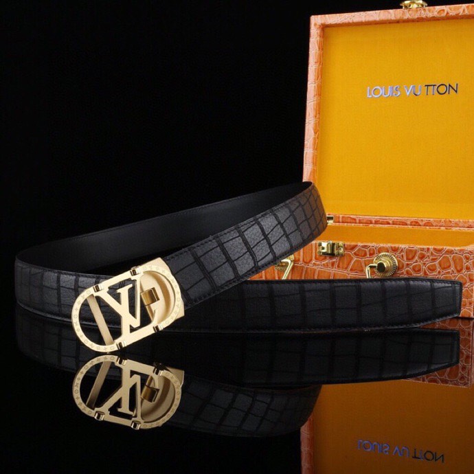  L 家 精品高档精钢男士真皮自动扣腰带，商务休闲款抽拉式皮带，使用方便，各种社交场所备受青睐。赠送招财真鳄鱼爪子挂饰一只，配送全套木盒包装发票。送礼自用佳品。
带身宽度 35 毫米 ，（3.5 cm）
标识加入经典图案，再以丝滑小牛皮演绎沉稳一面，搭配 LoGo自动扣，与 Everyday 系列其他单品搭配相宜。
匠心电镀金属扣头，以精工打磨的锃亮光泽成为整体着装的点睛之笔，低调中透出凌厉气场。内衬抗拉防变形结构，经久耐用，是兼具实用与格调的现代绅士首选。
这款高档自动扣男士皮带配皮精选头层小牛皮，触感细腻柔韧，每一道天然纹理皆诉说着品质的沉淀。
创新智能自动扣设计，无需繁琐针孔调节，一按即合，轻松适配不同腰围，在商务会议或社交场合中从容展现优雅效率。
即刻拥有，让每一次举手投足皆成为品味的无声宣言。「系住从容，扣动不凡」&mdash;&mdash;只为懂得犒赏自己的非凡男士。p240