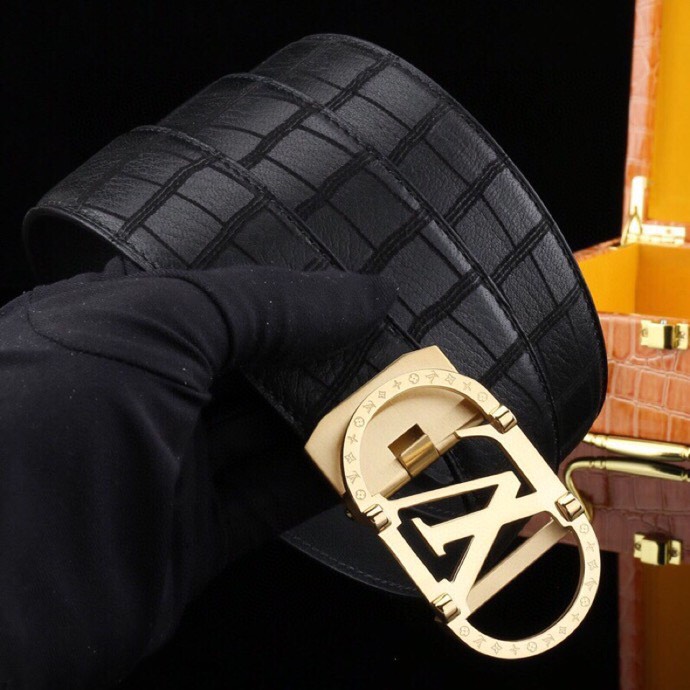  L 家 精品高档精钢男士真皮自动扣腰带，商务休闲款抽拉式皮带，使用方便，各种社交场所备受青睐。赠送招财真鳄鱼爪子挂饰一只，配送全套木盒包装发票。送礼自用佳品。
带身宽度 35 毫米 ，（3.5 cm）
标识加入经典图案，再以丝滑小牛皮演绎沉稳一面，搭配 LoGo自动扣，与 Everyday 系列其他单品搭配相宜。
匠心电镀金属扣头，以精工打磨的锃亮光泽成为整体着装的点睛之笔，低调中透出凌厉气场。内衬抗拉防变形结构，经久耐用，是兼具实用与格调的现代绅士首选。
这款高档自动扣男士皮带配皮精选头层小牛皮，触感细腻柔韧，每一道天然纹理皆诉说着品质的沉淀。
创新智能自动扣设计，无需繁琐针孔调节，一按即合，轻松适配不同腰围，在商务会议或社交场合中从容展现优雅效率。
即刻拥有，让每一次举手投足皆成为品味的无声宣言。「系住从容，扣动不凡」&mdash;&mdash;只为懂得犒赏自己的非凡男士。p240