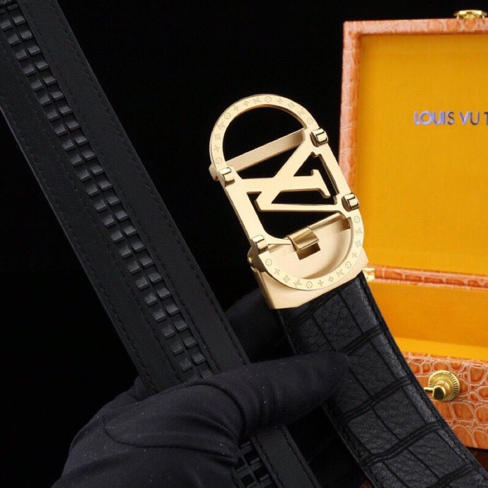  L 家 精品高档精钢男士真皮自动扣腰带，商务休闲款抽拉式皮带，使用方便，各种社交场所备受青睐。赠送招财真鳄鱼爪子挂饰一只，配送全套木盒包装发票。送礼自用佳品。
带身宽度 35 毫米 ，（3.5 cm）
标识加入经典图案，再以丝滑小牛皮演绎沉稳一面，搭配 LoGo自动扣，与 Everyday 系列其他单品搭配相宜。
匠心电镀金属扣头，以精工打磨的锃亮光泽成为整体着装的点睛之笔，低调中透出凌厉气场。内衬抗拉防变形结构，经久耐用，是兼具实用与格调的现代绅士首选。
这款高档自动扣男士皮带配皮精选头层小牛皮，触感细腻柔韧，每一道天然纹理皆诉说着品质的沉淀。
创新智能自动扣设计，无需繁琐针孔调节，一按即合，轻松适配不同腰围，在商务会议或社交场合中从容展现优雅效率。
即刻拥有，让每一次举手投足皆成为品味的无声宣言。「系住从容，扣动不凡」&mdash;&mdash;只为懂得犒赏自己的非凡男士。p240