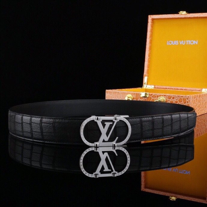  L 家 精品高档精钢男士真皮自动扣腰带，商务休闲款抽拉式皮带，使用方便，各种社交场所备受青睐。赠送招财真鳄鱼爪子挂饰一只，配送全套木盒包装发票。送礼自用佳品。
带身宽度 35 毫米 ，（3.5 cm）
标识加入经典图案，再以丝滑小牛皮演绎沉稳一面，搭配 LoGo自动扣，与 Everyday 系列其他单品搭配相宜。
匠心电镀金属扣头，以精工打磨的锃亮光泽成为整体着装的点睛之笔，低调中透出凌厉气场。内衬抗拉防变形结构，经久耐用，是兼具实用与格调的现代绅士首选。
这款高档自动扣男士皮带配皮精选头层小牛皮，触感细腻柔韧，每一道天然纹理皆诉说着品质的沉淀。
创新智能自动扣设计，无需繁琐针孔调节，一按即合，轻松适配不同腰围，在商务会议或社交场合中从容展现优雅效率。
即刻拥有，让每一次举手投足皆成为品味的无声宣言。「系住从容，扣动不凡」&mdash;&mdash;只为懂得犒赏自己的非凡男士。p240