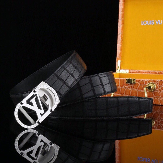  L 家 精品高档精钢男士真皮自动扣腰带，商务休闲款抽拉式皮带，使用方便，各种社交场所备受青睐。赠送招财真鳄鱼爪子挂饰一只，配送全套木盒包装发票。送礼自用佳品。
带身宽度 35 毫米 ，（3.5 cm）
标识加入经典图案，再以丝滑小牛皮演绎沉稳一面，搭配 LoGo自动扣，与 Everyday 系列其他单品搭配相宜。
匠心电镀金属扣头，以精工打磨的锃亮光泽成为整体着装的点睛之笔，低调中透出凌厉气场。内衬抗拉防变形结构，经久耐用，是兼具实用与格调的现代绅士首选。
这款高档自动扣男士皮带配皮精选头层小牛皮，触感细腻柔韧，每一道天然纹理皆诉说着品质的沉淀。
创新智能自动扣设计，无需繁琐针孔调节，一按即合，轻松适配不同腰围，在商务会议或社交场合中从容展现优雅效率。
即刻拥有，让每一次举手投足皆成为品味的无声宣言。「系住从容，扣动不凡」&mdash;&mdash;只为懂得犒赏自己的非凡男士。p240