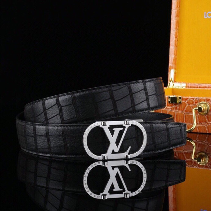  L 家 精品高档精钢男士真皮自动扣腰带，商务休闲款抽拉式皮带，使用方便，各种社交场所备受青睐。赠送招财真鳄鱼爪子挂饰一只，配送全套木盒包装发票。送礼自用佳品。
带身宽度 35 毫米 ，（3.5 cm）
标识加入经典图案，再以丝滑小牛皮演绎沉稳一面，搭配 LoGo自动扣，与 Everyday 系列其他单品搭配相宜。
匠心电镀金属扣头，以精工打磨的锃亮光泽成为整体着装的点睛之笔，低调中透出凌厉气场。内衬抗拉防变形结构，经久耐用，是兼具实用与格调的现代绅士首选。
这款高档自动扣男士皮带配皮精选头层小牛皮，触感细腻柔韧，每一道天然纹理皆诉说着品质的沉淀。
创新智能自动扣设计，无需繁琐针孔调节，一按即合，轻松适配不同腰围，在商务会议或社交场合中从容展现优雅效率。
即刻拥有，让每一次举手投足皆成为品味的无声宣言。「系住从容，扣动不凡」&mdash;&mdash;只为懂得犒赏自己的非凡男士。p240