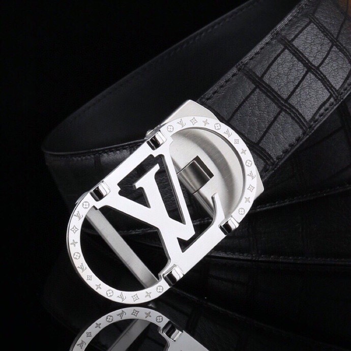  L 家 精品高档精钢男士真皮自动扣腰带，商务休闲款抽拉式皮带，使用方便，各种社交场所备受青睐。赠送招财真鳄鱼爪子挂饰一只，配送全套木盒包装发票。送礼自用佳品。
带身宽度 35 毫米 ，（3.5 cm）
标识加入经典图案，再以丝滑小牛皮演绎沉稳一面，搭配 LoGo自动扣，与 Everyday 系列其他单品搭配相宜。
匠心电镀金属扣头，以精工打磨的锃亮光泽成为整体着装的点睛之笔，低调中透出凌厉气场。内衬抗拉防变形结构，经久耐用，是兼具实用与格调的现代绅士首选。
这款高档自动扣男士皮带配皮精选头层小牛皮，触感细腻柔韧，每一道天然纹理皆诉说着品质的沉淀。
创新智能自动扣设计，无需繁琐针孔调节，一按即合，轻松适配不同腰围，在商务会议或社交场合中从容展现优雅效率。
即刻拥有，让每一次举手投足皆成为品味的无声宣言。「系住从容，扣动不凡」&mdash;&mdash;只为懂得犒赏自己的非凡男士。p240