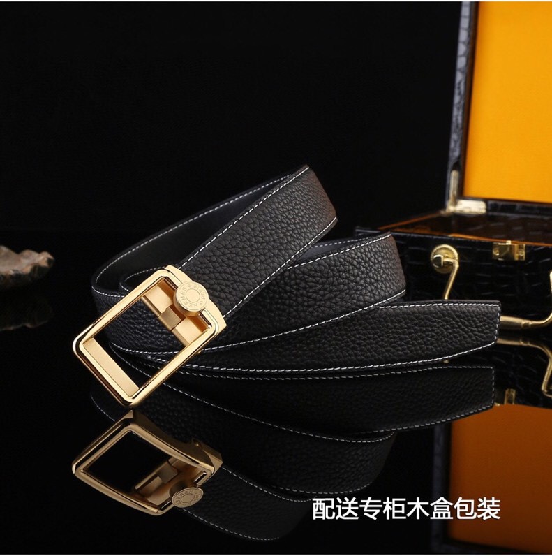 爱马家 同款自动扣真皮腰带 | 商务休闲臻品
【进口头层小牛皮】
精选EP-M原单皮料，3.5cm宽（35MM），纹理自然细腻，触感奢华
316精钢真空电镀扣头，立体浮雕工艺，持久耐磨不褪色
带身长度可定制裁剪，适配各类腰围
【高端细节&middot;匠心工艺】
双面真皮设计，结实耐用
哑光金属扣头低调优雅，支撑力强不易变形
同步工艺，内穿式自动扣适配正装与休闲
随赠原装木盒全套包装 | 自用显品位&middot;馈赠有格调
&mdash;&mdash; 经典热销款，精英男士衣橱必备 &mdash;&mdash;
p260