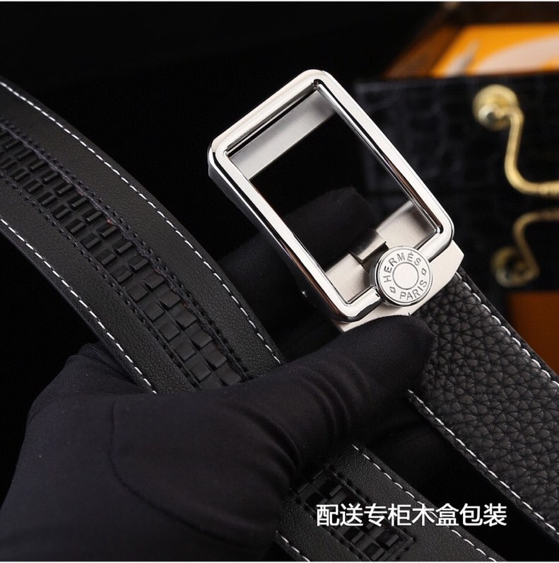 爱马家 同款自动扣真皮腰带 | 商务休闲臻品
【进口头层小牛皮】
精选EP-M原单皮料，3.5cm宽（35MM），纹理自然细腻，触感奢华
316精钢真空电镀扣头，立体浮雕工艺，持久耐磨不褪色
带身长度可定制裁剪，适配各类腰围
【高端细节&middot;匠心工艺】
双面真皮设计，结实耐用
哑光金属扣头低调优雅，支撑力强不易变形
同步工艺，内穿式自动扣适配正装与休闲
随赠原装木盒全套包装 | 自用显品位&middot;馈赠有格调
&mdash;&mdash; 经典热销款，精英男士衣橱必备 &mdash;&mdash;
p260