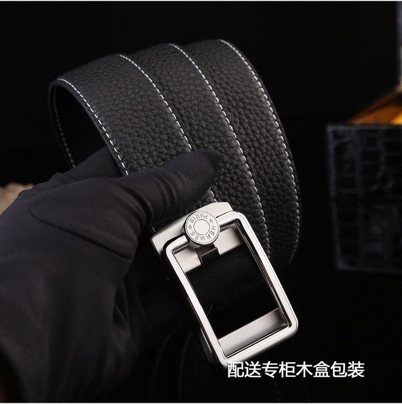 爱马家 同款自动扣真皮腰带 | 商务休闲臻品
【进口头层小牛皮】
精选EP-M原单皮料，3.5cm宽（35MM），纹理自然细腻，触感奢华
316精钢真空电镀扣头，立体浮雕工艺，持久耐磨不褪色
带身长度可定制裁剪，适配各类腰围
【高端细节&middot;匠心工艺】
双面真皮设计，结实耐用
哑光金属扣头低调优雅，支撑力强不易变形
同步工艺，内穿式自动扣适配正装与休闲
随赠原装木盒全套包装 | 自用显品位&middot;馈赠有格调
&mdash;&mdash; 经典热销款，精英男士衣橱必备 &mdash;&mdash;
p260