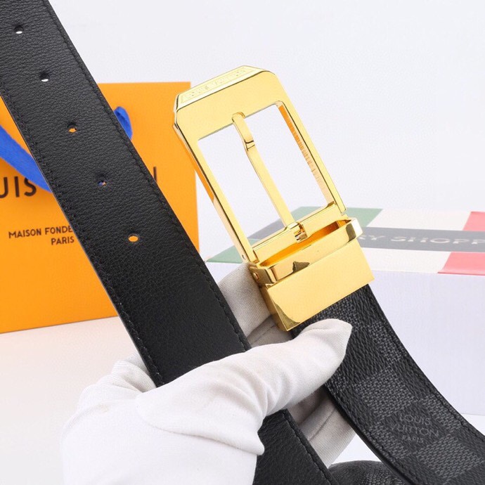 l家 男士商务休闲款腰带，35mm顶奢小牛皮男士时尚配饰。
男士衣橱不可或缺的百搭爆款，即刻升级您的穿搭品味！
顶级材质：精选天然平纹小牛皮，柔软坚韧，经典雅致牛皮革，纯色满足多场合搭配需求。
标志性设计：低调暗金-银logo搭扣饰以首字母标识，搭配真空电镀金属挂扣，耐磨不掉色，细节尽显奢华工艺。
极致百搭：3.5 cm经典带宽设计，轻松驾驭商务正装至日常休闲造型，瞬间提升整体着装质感，彰显品牌格调。
专柜级包装：附赠全套定制礼盒包装，自用赠礼两相宜，见证顶级品质。
这款腰带以摩登视角重构经典。搭扣与暗色五金饰面低调内敛，搭配专利电镀工艺，经久耐用不褪色。精选小牛皮柔韧贴合腰际，无论是搭配西装裤还是牛仔裤，均能成为点睛之笔，完美诠释商务休闲风范。
p180