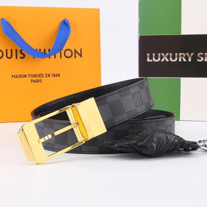 l家 男士商务休闲款腰带，35mm顶奢小牛皮男士时尚配饰。
男士衣橱不可或缺的百搭爆款，即刻升级您的穿搭品味！
顶级材质：精选天然平纹小牛皮，柔软坚韧，经典雅致牛皮革，纯色满足多场合搭配需求。
标志性设计：低调暗金-银logo搭扣饰以首字母标识，搭配真空电镀金属挂扣，耐磨不掉色，细节尽显奢华工艺。
极致百搭：3.5 cm经典带宽设计，轻松驾驭商务正装至日常休闲造型，瞬间提升整体着装质感，彰显品牌格调。
专柜级包装：附赠全套定制礼盒包装，自用赠礼两相宜，见证顶级品质。
这款腰带以摩登视角重构经典。搭扣与暗色五金饰面低调内敛，搭配专利电镀工艺，经久耐用不褪色。精选小牛皮柔韧贴合腰际，无论是搭配西装裤还是牛仔裤，均能成为点睛之笔，完美诠释商务休闲风范。
p180