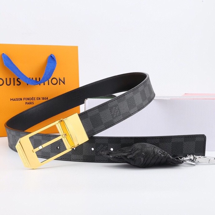 l家 男士商务休闲款腰带，35mm顶奢小牛皮男士时尚配饰。
男士衣橱不可或缺的百搭爆款，即刻升级您的穿搭品味！
顶级材质：精选天然平纹小牛皮，柔软坚韧，经典雅致牛皮革，纯色满足多场合搭配需求。
标志性设计：低调暗金-银logo搭扣饰以首字母标识，搭配真空电镀金属挂扣，耐磨不掉色，细节尽显奢华工艺。
极致百搭：3.5 cm经典带宽设计，轻松驾驭商务正装至日常休闲造型，瞬间提升整体着装质感，彰显品牌格调。
专柜级包装：附赠全套定制礼盒包装，自用赠礼两相宜，见证顶级品质。
这款腰带以摩登视角重构经典。搭扣与暗色五金饰面低调内敛，搭配专利电镀工艺，经久耐用不褪色。精选小牛皮柔韧贴合腰际，无论是搭配西装裤还是牛仔裤，均能成为点睛之笔，完美诠释商务休闲风范。
p180