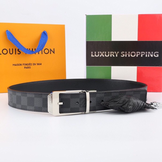 l家 男士商务休闲款腰带，35mm顶奢小牛皮男士时尚配饰。
男士衣橱不可或缺的百搭爆款，即刻升级您的穿搭品味！
顶级材质：精选天然平纹小牛皮，柔软坚韧，经典雅致牛皮革，纯色满足多场合搭配需求。
标志性设计：低调暗金-银logo搭扣饰以首字母标识，搭配真空电镀金属挂扣，耐磨不掉色，细节尽显奢华工艺。
极致百搭：3.5 cm经典带宽设计，轻松驾驭商务正装至日常休闲造型，瞬间提升整体着装质感，彰显品牌格调。
专柜级包装：附赠全套定制礼盒包装，自用赠礼两相宜，见证顶级品质。
这款腰带以摩登视角重构经典。搭扣与暗色五金饰面低调内敛，搭配专利电镀工艺，经久耐用不褪色。精选小牛皮柔韧贴合腰际，无论是搭配西装裤还是牛仔裤，均能成为点睛之笔，完美诠释商务休闲风范。
p180