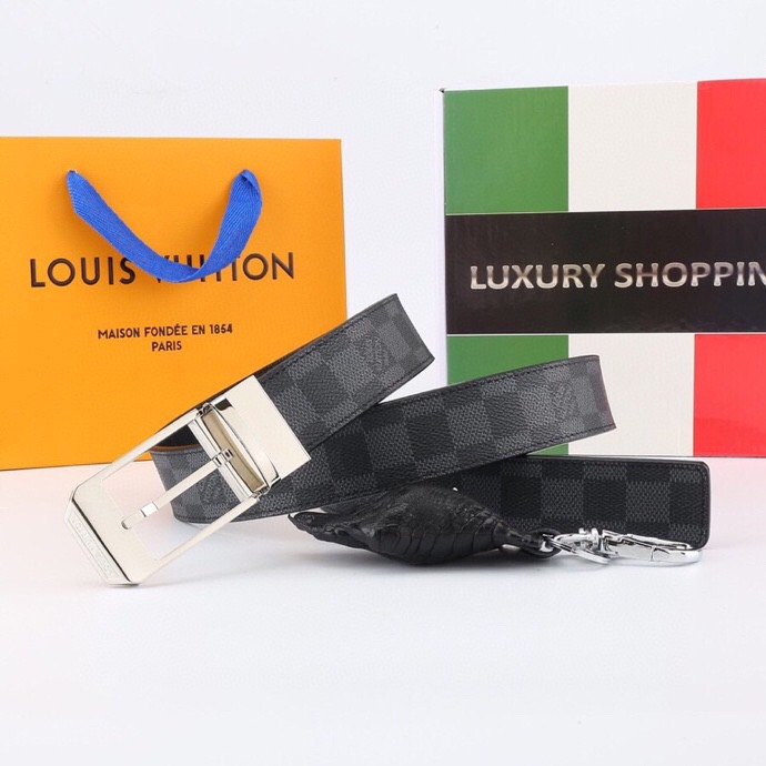 l家 男士商务休闲款腰带，35mm顶奢小牛皮男士时尚配饰。
男士衣橱不可或缺的百搭爆款，即刻升级您的穿搭品味！
顶级材质：精选天然平纹小牛皮，柔软坚韧，经典雅致牛皮革，纯色满足多场合搭配需求。
标志性设计：低调暗金-银logo搭扣饰以首字母标识，搭配真空电镀金属挂扣，耐磨不掉色，细节尽显奢华工艺。
极致百搭：3.5 cm经典带宽设计，轻松驾驭商务正装至日常休闲造型，瞬间提升整体着装质感，彰显品牌格调。
专柜级包装：附赠全套定制礼盒包装，自用赠礼两相宜，见证顶级品质。
这款腰带以摩登视角重构经典。搭扣与暗色五金饰面低调内敛，搭配专利电镀工艺，经久耐用不褪色。精选小牛皮柔韧贴合腰际，无论是搭配西装裤还是牛仔裤，均能成为点睛之笔，完美诠释商务休闲风范。
p180