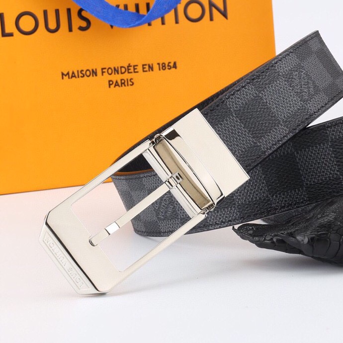 l家 男士商务休闲款腰带，35mm顶奢小牛皮男士时尚配饰。
男士衣橱不可或缺的百搭爆款，即刻升级您的穿搭品味！
顶级材质：精选天然平纹小牛皮，柔软坚韧，经典雅致牛皮革，纯色满足多场合搭配需求。
标志性设计：低调暗金-银logo搭扣饰以首字母标识，搭配真空电镀金属挂扣，耐磨不掉色，细节尽显奢华工艺。
极致百搭：3.5 cm经典带宽设计，轻松驾驭商务正装至日常休闲造型，瞬间提升整体着装质感，彰显品牌格调。
专柜级包装：附赠全套定制礼盒包装，自用赠礼两相宜，见证顶级品质。
这款腰带以摩登视角重构经典。搭扣与暗色五金饰面低调内敛，搭配专利电镀工艺，经久耐用不褪色。精选小牛皮柔韧贴合腰际，无论是搭配西装裤还是牛仔裤，均能成为点睛之笔，完美诠释商务休闲风范。
p180