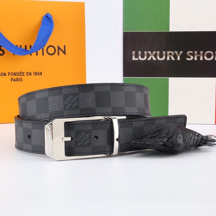 l家 男士商务休闲款腰带，35mm顶奢小牛皮男士时尚配饰。
男士衣橱不可或缺的百搭爆款，即刻升级您的穿搭品味！
顶级材质：精选天然平纹小牛皮，柔软坚韧，经典雅致牛皮革，纯色满足多场合搭配需求。
标志性设计：低调暗金-银logo搭扣饰以首字母标识，搭配真空电镀金属挂扣，耐磨不掉色，细节尽显奢华工艺。
极致百搭：3.5 cm经典带宽设计，轻松驾驭商务正装至日常休闲造型，瞬间提升整体着装质感，彰显品牌格调。
专柜级包装：附赠全套定制礼盒包装，自用赠礼两相宜，见证顶级品质。
这款腰带以摩登视角重构经典。搭扣与暗色五金饰面低调内敛，搭配专利电镀工艺，经久耐用不褪色。精选小牛皮柔韧贴合腰际，无论是搭配西装裤还是牛仔裤，均能成为点睛之笔，完美诠释商务休闲风范。
p180