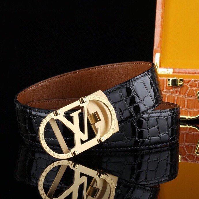  L 家 精品高档精钢男士真皮自动扣腰带，商务休闲款抽拉式皮带，使用方便，各种社交场所备受青睐。赠送招财真鳄鱼爪子挂饰一只，配送全套木盒包装发票。送礼自用佳品。
带身宽度 35 毫米 ，（3.5 cm）
标识加入经典图案，再以丝滑小牛皮演绎沉稳一面，搭配 LoGo自动扣，与 Everyday 系列其他单品搭配相宜。
匠心电镀金属扣头，以精工打磨的锃亮光泽成为整体着装的点睛之笔，低调中透出凌厉气场。内衬抗拉防变形结构，经久耐用，是兼具实用与格调的现代绅士首选。
这款高档自动扣男士皮带配皮精选头层小牛皮，触感细腻柔韧，每一道天然纹理皆诉说着品质的沉淀。
创新智能自动扣设计，无需繁琐针孔调节，一按即合，轻松适配不同腰围，在商务会议或社交场合中从容展现优雅效率。
即刻拥有，让每一次举手投足皆成为品味的无声宣言。「系住从容，扣动不凡」&mdash;&mdash;只为懂得犒赏自己的非凡男士。p240