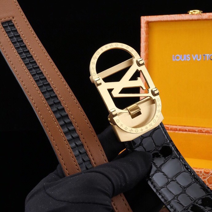  L 家 精品高档精钢男士真皮自动扣腰带，商务休闲款抽拉式皮带，使用方便，各种社交场所备受青睐。赠送招财真鳄鱼爪子挂饰一只，配送全套木盒包装发票。送礼自用佳品。
带身宽度 35 毫米 ，（3.5 cm）
标识加入经典图案，再以丝滑小牛皮演绎沉稳一面，搭配 LoGo自动扣，与 Everyday 系列其他单品搭配相宜。
匠心电镀金属扣头，以精工打磨的锃亮光泽成为整体着装的点睛之笔，低调中透出凌厉气场。内衬抗拉防变形结构，经久耐用，是兼具实用与格调的现代绅士首选。
这款高档自动扣男士皮带配皮精选头层小牛皮，触感细腻柔韧，每一道天然纹理皆诉说着品质的沉淀。
创新智能自动扣设计，无需繁琐针孔调节，一按即合，轻松适配不同腰围，在商务会议或社交场合中从容展现优雅效率。
即刻拥有，让每一次举手投足皆成为品味的无声宣言。「系住从容，扣动不凡」&mdash;&mdash;只为懂得犒赏自己的非凡男士。p240