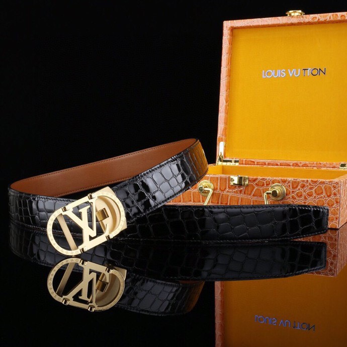  L 家 精品高档精钢男士真皮自动扣腰带，商务休闲款抽拉式皮带，使用方便，各种社交场所备受青睐。赠送招财真鳄鱼爪子挂饰一只，配送全套木盒包装发票。送礼自用佳品。
带身宽度 35 毫米 ，（3.5 cm）
标识加入经典图案，再以丝滑小牛皮演绎沉稳一面，搭配 LoGo自动扣，与 Everyday 系列其他单品搭配相宜。
匠心电镀金属扣头，以精工打磨的锃亮光泽成为整体着装的点睛之笔，低调中透出凌厉气场。内衬抗拉防变形结构，经久耐用，是兼具实用与格调的现代绅士首选。
这款高档自动扣男士皮带配皮精选头层小牛皮，触感细腻柔韧，每一道天然纹理皆诉说着品质的沉淀。
创新智能自动扣设计，无需繁琐针孔调节，一按即合，轻松适配不同腰围，在商务会议或社交场合中从容展现优雅效率。
即刻拥有，让每一次举手投足皆成为品味的无声宣言。「系住从容，扣动不凡」&mdash;&mdash;只为懂得犒赏自己的非凡男士。p240