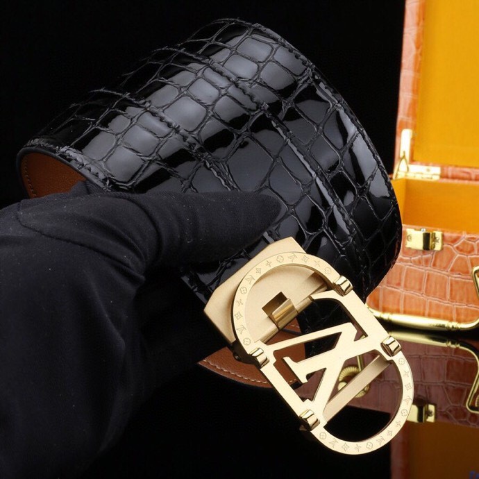  L 家 精品高档精钢男士真皮自动扣腰带，商务休闲款抽拉式皮带，使用方便，各种社交场所备受青睐。赠送招财真鳄鱼爪子挂饰一只，配送全套木盒包装发票。送礼自用佳品。
带身宽度 35 毫米 ，（3.5 cm）
标识加入经典图案，再以丝滑小牛皮演绎沉稳一面，搭配 LoGo自动扣，与 Everyday 系列其他单品搭配相宜。
匠心电镀金属扣头，以精工打磨的锃亮光泽成为整体着装的点睛之笔，低调中透出凌厉气场。内衬抗拉防变形结构，经久耐用，是兼具实用与格调的现代绅士首选。
这款高档自动扣男士皮带配皮精选头层小牛皮，触感细腻柔韧，每一道天然纹理皆诉说着品质的沉淀。
创新智能自动扣设计，无需繁琐针孔调节，一按即合，轻松适配不同腰围，在商务会议或社交场合中从容展现优雅效率。
即刻拥有，让每一次举手投足皆成为品味的无声宣言。「系住从容，扣动不凡」&mdash;&mdash;只为懂得犒赏自己的非凡男士。p240