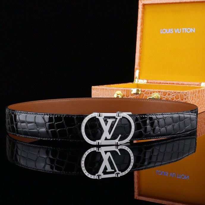  L 家 精品高档精钢男士真皮自动扣腰带，商务休闲款抽拉式皮带，使用方便，各种社交场所备受青睐。赠送招财真鳄鱼爪子挂饰一只，配送全套木盒包装发票。送礼自用佳品。
带身宽度 35 毫米 ，（3.5 cm）
标识加入经典图案，再以丝滑小牛皮演绎沉稳一面，搭配 LoGo自动扣，与 Everyday 系列其他单品搭配相宜。
匠心电镀金属扣头，以精工打磨的锃亮光泽成为整体着装的点睛之笔，低调中透出凌厉气场。内衬抗拉防变形结构，经久耐用，是兼具实用与格调的现代绅士首选。
这款高档自动扣男士皮带配皮精选头层小牛皮，触感细腻柔韧，每一道天然纹理皆诉说着品质的沉淀。
创新智能自动扣设计，无需繁琐针孔调节，一按即合，轻松适配不同腰围，在商务会议或社交场合中从容展现优雅效率。
即刻拥有，让每一次举手投足皆成为品味的无声宣言。「系住从容，扣动不凡」&mdash;&mdash;只为懂得犒赏自己的非凡男士。p240