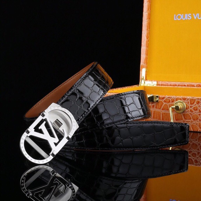  L 家 精品高档精钢男士真皮自动扣腰带，商务休闲款抽拉式皮带，使用方便，各种社交场所备受青睐。赠送招财真鳄鱼爪子挂饰一只，配送全套木盒包装发票。送礼自用佳品。
带身宽度 35 毫米 ，（3.5 cm）
标识加入经典图案，再以丝滑小牛皮演绎沉稳一面，搭配 LoGo自动扣，与 Everyday 系列其他单品搭配相宜。
匠心电镀金属扣头，以精工打磨的锃亮光泽成为整体着装的点睛之笔，低调中透出凌厉气场。内衬抗拉防变形结构，经久耐用，是兼具实用与格调的现代绅士首选。
这款高档自动扣男士皮带配皮精选头层小牛皮，触感细腻柔韧，每一道天然纹理皆诉说着品质的沉淀。
创新智能自动扣设计，无需繁琐针孔调节，一按即合，轻松适配不同腰围，在商务会议或社交场合中从容展现优雅效率。
即刻拥有，让每一次举手投足皆成为品味的无声宣言。「系住从容，扣动不凡」&mdash;&mdash;只为懂得犒赏自己的非凡男士。p240