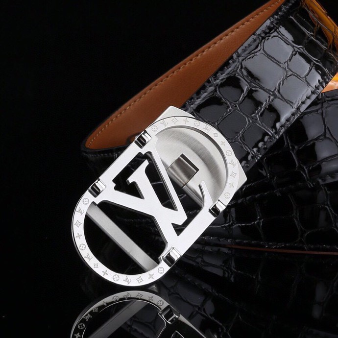  L 家 精品高档精钢男士真皮自动扣腰带，商务休闲款抽拉式皮带，使用方便，各种社交场所备受青睐。赠送招财真鳄鱼爪子挂饰一只，配送全套木盒包装发票。送礼自用佳品。
带身宽度 35 毫米 ，（3.5 cm）
标识加入经典图案，再以丝滑小牛皮演绎沉稳一面，搭配 LoGo自动扣，与 Everyday 系列其他单品搭配相宜。
匠心电镀金属扣头，以精工打磨的锃亮光泽成为整体着装的点睛之笔，低调中透出凌厉气场。内衬抗拉防变形结构，经久耐用，是兼具实用与格调的现代绅士首选。
这款高档自动扣男士皮带配皮精选头层小牛皮，触感细腻柔韧，每一道天然纹理皆诉说着品质的沉淀。
创新智能自动扣设计，无需繁琐针孔调节，一按即合，轻松适配不同腰围，在商务会议或社交场合中从容展现优雅效率。
即刻拥有，让每一次举手投足皆成为品味的无声宣言。「系住从容，扣动不凡」&mdash;&mdash;只为懂得犒赏自己的非凡男士。p240