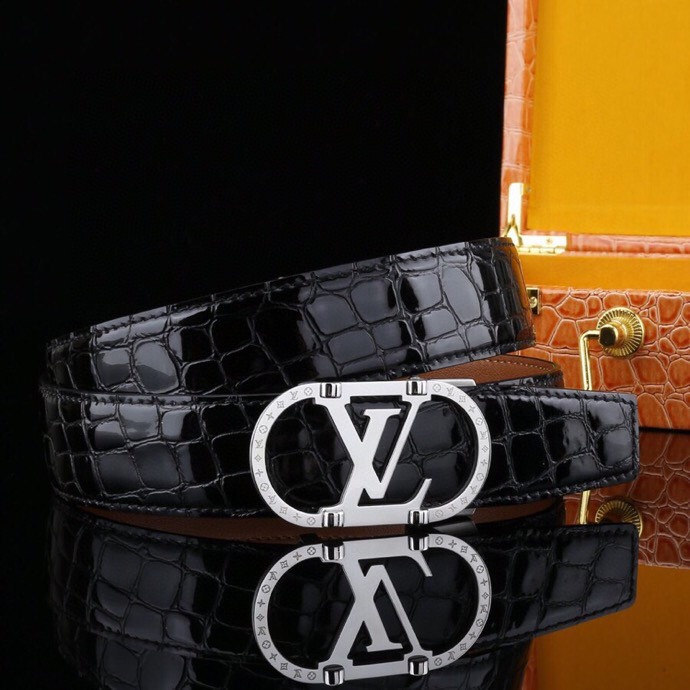  L 家 精品高档精钢男士真皮自动扣腰带，商务休闲款抽拉式皮带，使用方便，各种社交场所备受青睐。赠送招财真鳄鱼爪子挂饰一只，配送全套木盒包装发票。送礼自用佳品。
带身宽度 35 毫米 ，（3.5 cm）
标识加入经典图案，再以丝滑小牛皮演绎沉稳一面，搭配 LoGo自动扣，与 Everyday 系列其他单品搭配相宜。
匠心电镀金属扣头，以精工打磨的锃亮光泽成为整体着装的点睛之笔，低调中透出凌厉气场。内衬抗拉防变形结构，经久耐用，是兼具实用与格调的现代绅士首选。
这款高档自动扣男士皮带配皮精选头层小牛皮，触感细腻柔韧，每一道天然纹理皆诉说着品质的沉淀。
创新智能自动扣设计，无需繁琐针孔调节，一按即合，轻松适配不同腰围，在商务会议或社交场合中从容展现优雅效率。
即刻拥有，让每一次举手投足皆成为品味的无声宣言。「系住从容，扣动不凡」&mdash;&mdash;只为懂得犒赏自己的非凡男士。p240