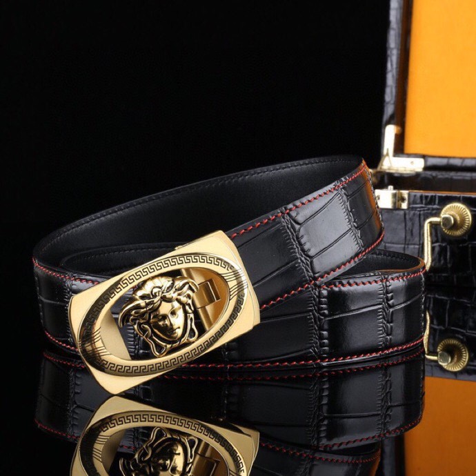 【意式奢华&middot;风尚之选】范思家 经典美杜莎自动扣真皮腰带
范家 品牌传承
诞生于1978年的意大利奢侈王国，以神话美杜莎为灵魂符号，演绎"致命吸引力"的先锋美学。
匠心工艺
精选小牛皮打造，3.5cm修身版型搭配双面可调设计。柔韧织带内衬，赋予全天候舒适体验。
标志性细节
立体浮雕美杜莎头像五金扣件
真空电镀五金件（耐磨抗褪色）
Greca希腊回纹油边工艺
搭配哲学
一件解锁商务正装与休闲造型的边界，Logo扣头瞬间提升整体穿搭层次感。
尊享套装
含高级鳄鱼纹木礼盒套装包装，见证190年意式工匠精神的当代传承。p240