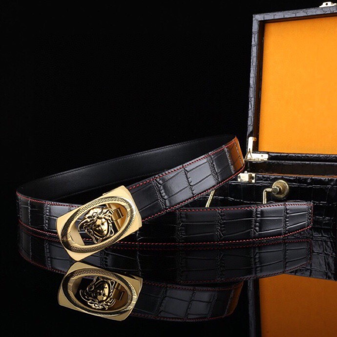 【意式奢华&middot;风尚之选】范思家 经典美杜莎自动扣真皮腰带
范家 品牌传承
诞生于1978年的意大利奢侈王国，以神话美杜莎为灵魂符号，演绎"致命吸引力"的先锋美学。
匠心工艺
精选小牛皮打造，3.5cm修身版型搭配双面可调设计。柔韧织带内衬，赋予全天候舒适体验。
标志性细节
立体浮雕美杜莎头像五金扣件
真空电镀五金件（耐磨抗褪色）
Greca希腊回纹油边工艺
搭配哲学
一件解锁商务正装与休闲造型的边界，Logo扣头瞬间提升整体穿搭层次感。
尊享套装
含高级鳄鱼纹木礼盒套装包装，见证190年意式工匠精神的当代传承。p240