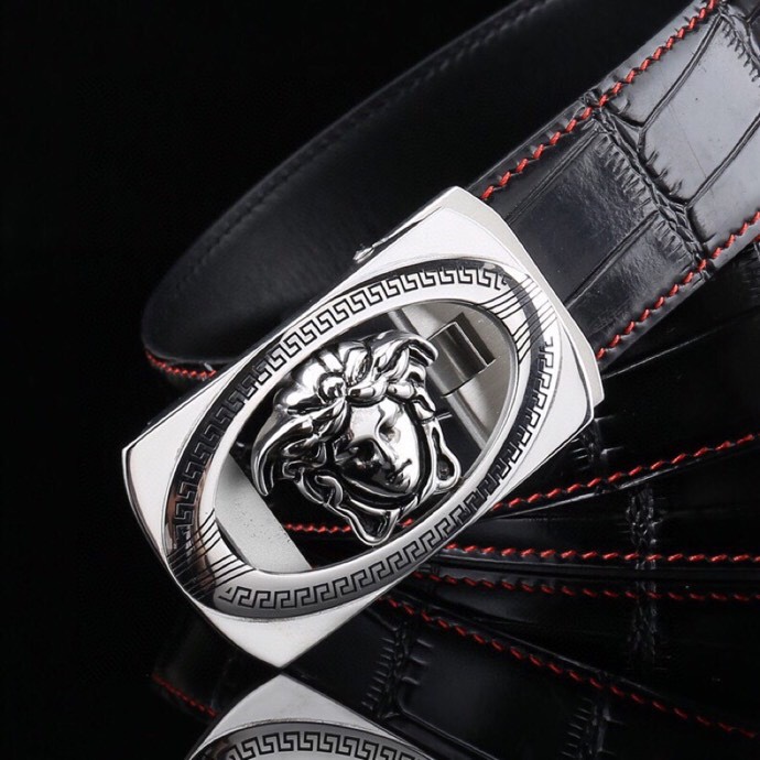 【意式奢华&middot;风尚之选】范思家 经典美杜莎自动扣真皮腰带
范家 品牌传承
诞生于1978年的意大利奢侈王国，以神话美杜莎为灵魂符号，演绎"致命吸引力"的先锋美学。
匠心工艺
精选小牛皮打造，3.5cm修身版型搭配双面可调设计。柔韧织带内衬，赋予全天候舒适体验。
标志性细节
立体浮雕美杜莎头像五金扣件
真空电镀五金件（耐磨抗褪色）
Greca希腊回纹油边工艺
搭配哲学
一件解锁商务正装与休闲造型的边界，Logo扣头瞬间提升整体穿搭层次感。
尊享套装
含高级鳄鱼纹木礼盒套装包装，见证190年意式工匠精神的当代传承。p240