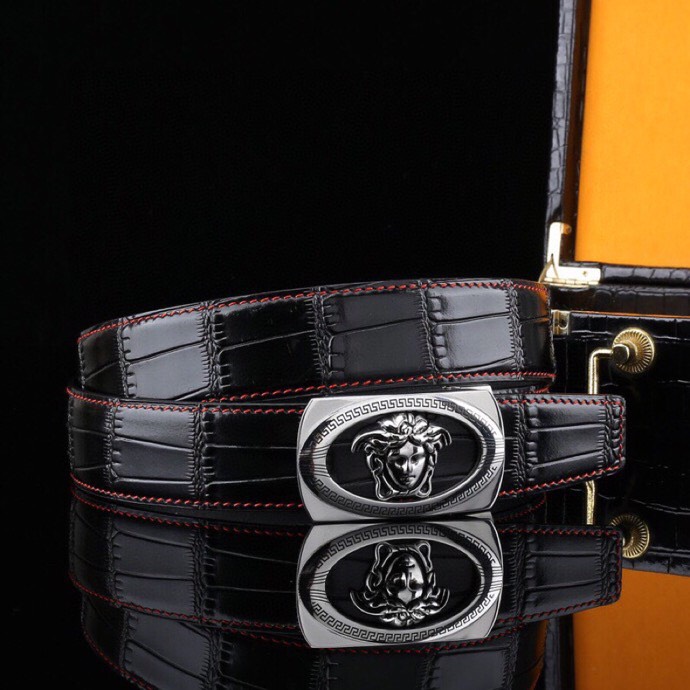 【意式奢华&middot;风尚之选】范思家 经典美杜莎自动扣真皮腰带
范家 品牌传承
诞生于1978年的意大利奢侈王国，以神话美杜莎为灵魂符号，演绎"致命吸引力"的先锋美学。
匠心工艺
精选小牛皮打造，3.5cm修身版型搭配双面可调设计。柔韧织带内衬，赋予全天候舒适体验。
标志性细节
立体浮雕美杜莎头像五金扣件
真空电镀五金件（耐磨抗褪色）
Greca希腊回纹油边工艺
搭配哲学
一件解锁商务正装与休闲造型的边界，Logo扣头瞬间提升整体穿搭层次感。
尊享套装
含高级鳄鱼纹木礼盒套装包装，见证190年意式工匠精神的当代传承。p240