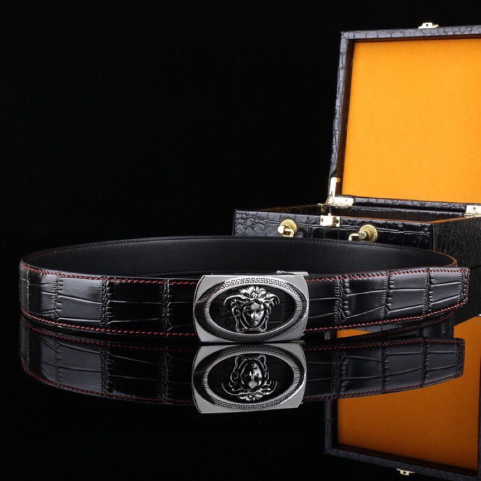 【意式奢华&middot;风尚之选】范思家 经典美杜莎自动扣真皮腰带
范家 品牌传承
诞生于1978年的意大利奢侈王国，以神话美杜莎为灵魂符号，演绎"致命吸引力"的先锋美学。
匠心工艺
精选小牛皮打造，3.5cm修身版型搭配双面可调设计。柔韧织带内衬，赋予全天候舒适体验。
标志性细节
立体浮雕美杜莎头像五金扣件
真空电镀五金件（耐磨抗褪色）
Greca希腊回纹油边工艺
搭配哲学
一件解锁商务正装与休闲造型的边界，Logo扣头瞬间提升整体穿搭层次感。
尊享套装
含高级鳄鱼纹木礼盒套装包装，见证190年意式工匠精神的当代传承。p240
