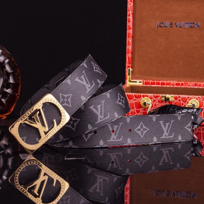 L家 男士商务休闲款真皮腰带 | 经典钢扣头层小牛皮皮带。
▎匠心工艺
严选皮料:带身双面采用进口头层小牛皮,纹理细腻,柔韧亲肤,久用不易变形。
精工电镀:logo扣头精钢真空电镀工艺,防刮耐磨,持久保色,低调演绎奢华质感。
38mm( 3.8cm )百搭宽度:适配商务正装与休闲造型,经典多色可选,轻松驾驭多种场合。
▎尊享礼遇
精品包装:配送鳄鱼纹木礼盒+真鳄鱼爪钥匙扣挂饰一支(限量赠品)。
高端之选:自用彰显品位,馈赠见证心意,高净值客户品质生活首选配饰。p240