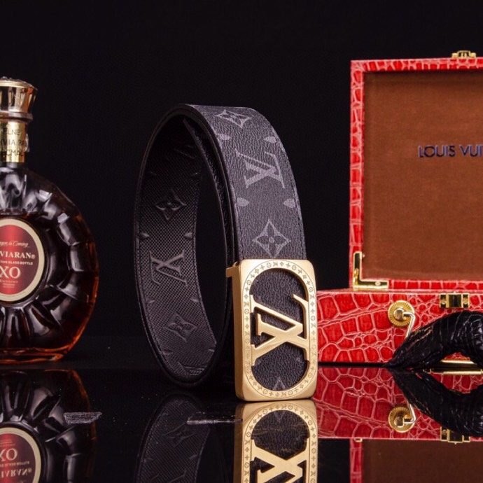 L家 男士商务休闲款真皮腰带 | 经典钢扣头层小牛皮皮带。
▎匠心工艺
严选皮料:带身双面采用进口头层小牛皮,纹理细腻,柔韧亲肤,久用不易变形。
精工电镀:logo扣头精钢真空电镀工艺,防刮耐磨,持久保色,低调演绎奢华质感。
38mm( 3.8cm )百搭宽度:适配商务正装与休闲造型,经典多色可选,轻松驾驭多种场合。
▎尊享礼遇
精品包装:配送鳄鱼纹木礼盒+真鳄鱼爪钥匙扣挂饰一支(限量赠品)。
高端之选:自用彰显品位,馈赠见证心意,高净值客户品质生活首选配饰。p240