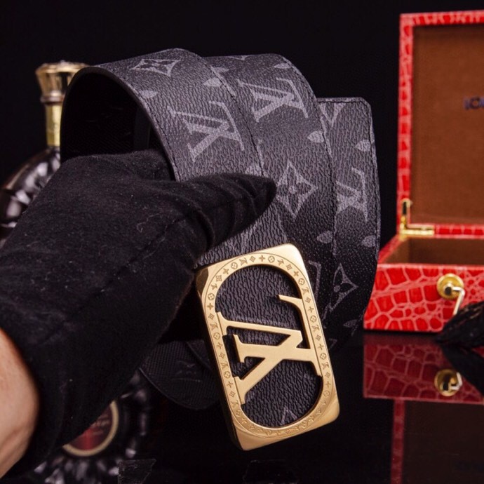 L家 男士商务休闲款真皮腰带 | 经典钢扣头层小牛皮皮带。
▎匠心工艺
严选皮料:带身双面采用进口头层小牛皮,纹理细腻,柔韧亲肤,久用不易变形。
精工电镀:logo扣头精钢真空电镀工艺,防刮耐磨,持久保色,低调演绎奢华质感。
38mm( 3.8cm )百搭宽度:适配商务正装与休闲造型,经典多色可选,轻松驾驭多种场合。
▎尊享礼遇
精品包装:配送鳄鱼纹木礼盒+真鳄鱼爪钥匙扣挂饰一支(限量赠品)。
高端之选:自用彰显品位,馈赠见证心意,高净值客户品质生活首选配饰。p240