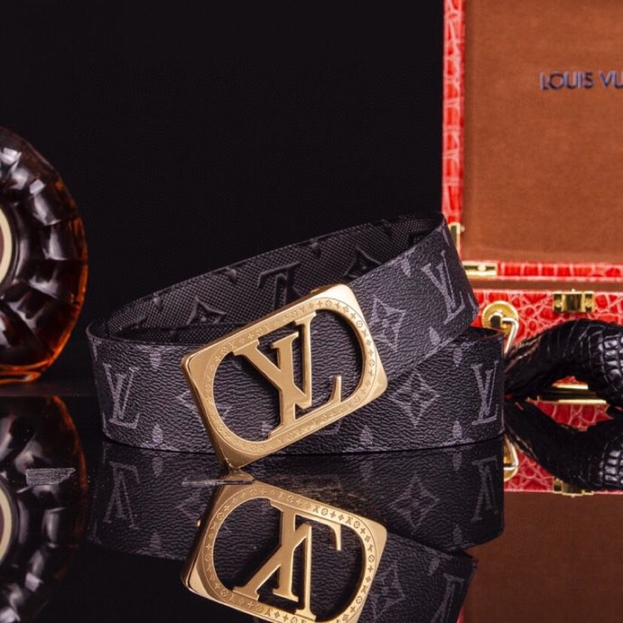 L家 男士商务休闲款真皮腰带 | 经典钢扣头层小牛皮皮带。
▎匠心工艺
严选皮料:带身双面采用进口头层小牛皮,纹理细腻,柔韧亲肤,久用不易变形。
精工电镀:logo扣头精钢真空电镀工艺,防刮耐磨,持久保色,低调演绎奢华质感。
38mm( 3.8cm )百搭宽度:适配商务正装与休闲造型,经典多色可选,轻松驾驭多种场合。
▎尊享礼遇
精品包装:配送鳄鱼纹木礼盒+真鳄鱼爪钥匙扣挂饰一支(限量赠品)。
高端之选:自用彰显品位,馈赠见证心意,高净值客户品质生活首选配饰。p240