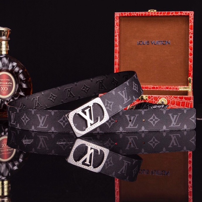 L家 男士商务休闲款真皮腰带 | 经典钢扣头层小牛皮皮带。
▎匠心工艺
严选皮料:带身双面采用进口头层小牛皮,纹理细腻,柔韧亲肤,久用不易变形。
精工电镀:logo扣头精钢真空电镀工艺,防刮耐磨,持久保色,低调演绎奢华质感。
38mm( 3.8cm )百搭宽度:适配商务正装与休闲造型,经典多色可选,轻松驾驭多种场合。
▎尊享礼遇
精品包装:配送鳄鱼纹木礼盒+真鳄鱼爪钥匙扣挂饰一支(限量赠品)。
高端之选:自用彰显品位,馈赠见证心意,高净值客户品质生活首选配饰。p240