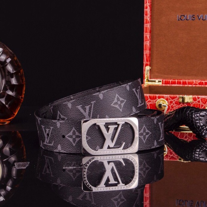 L家 男士商务休闲款真皮腰带 | 经典钢扣头层小牛皮皮带。
▎匠心工艺
严选皮料:带身双面采用进口头层小牛皮,纹理细腻,柔韧亲肤,久用不易变形。
精工电镀:logo扣头精钢真空电镀工艺,防刮耐磨,持久保色,低调演绎奢华质感。
38mm( 3.8cm )百搭宽度:适配商务正装与休闲造型,经典多色可选,轻松驾驭多种场合。
▎尊享礼遇
精品包装:配送鳄鱼纹木礼盒+真鳄鱼爪钥匙扣挂饰一支(限量赠品)。
高端之选:自用彰显品位,馈赠见证心意,高净值客户品质生活首选配饰。p240