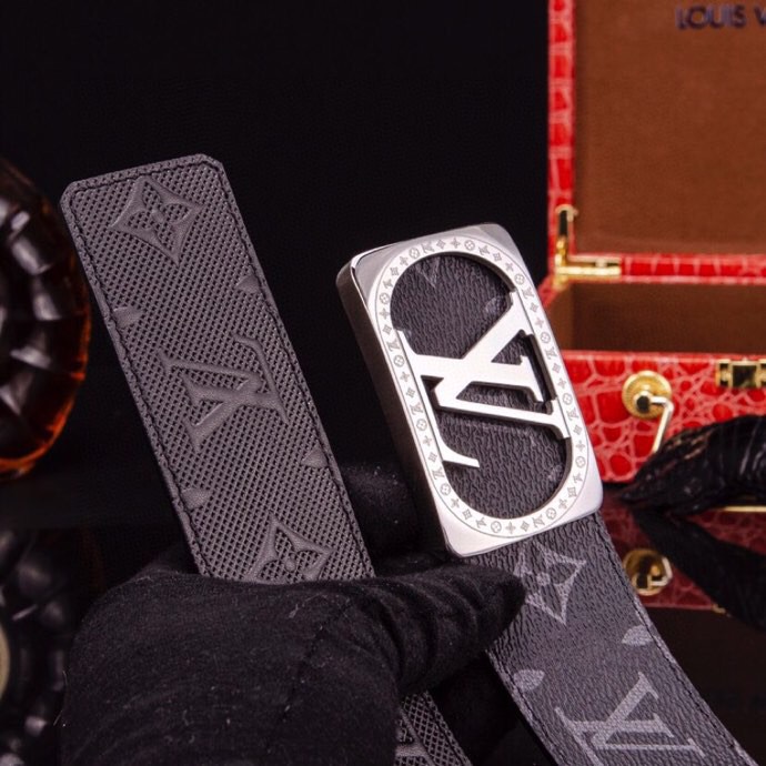 L家 男士商务休闲款真皮腰带 | 经典钢扣头层小牛皮皮带。
▎匠心工艺
严选皮料:带身双面采用进口头层小牛皮,纹理细腻,柔韧亲肤,久用不易变形。
精工电镀:logo扣头精钢真空电镀工艺,防刮耐磨,持久保色,低调演绎奢华质感。
38mm( 3.8cm )百搭宽度:适配商务正装与休闲造型,经典多色可选,轻松驾驭多种场合。
▎尊享礼遇
精品包装:配送鳄鱼纹木礼盒+真鳄鱼爪钥匙扣挂饰一支(限量赠品)。
高端之选:自用彰显品位,馈赠见证心意,高净值客户品质生活首选配饰。p240