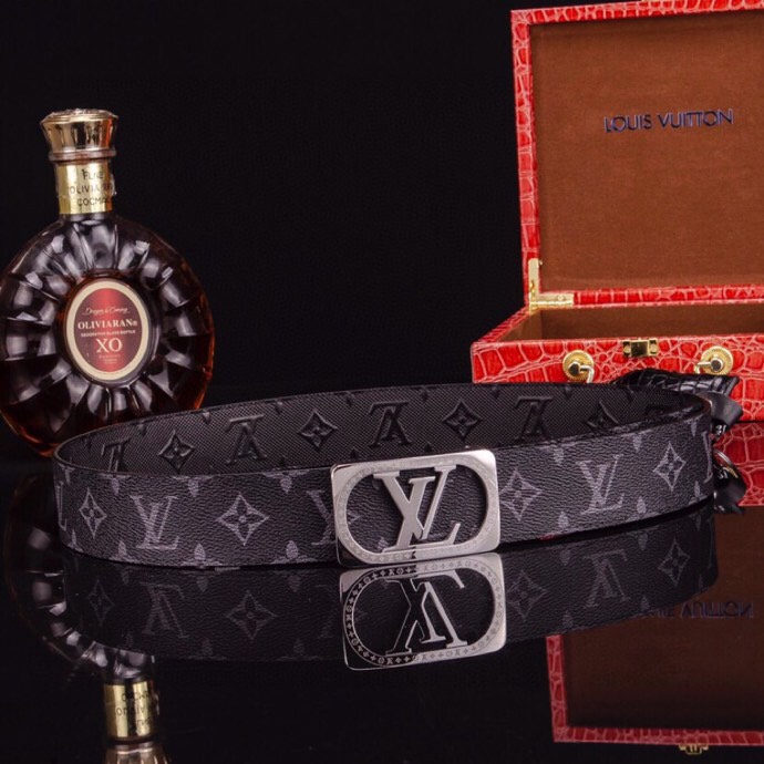 L家 男士商务休闲款真皮腰带 | 经典钢扣头层小牛皮皮带。
▎匠心工艺
严选皮料:带身双面采用进口头层小牛皮,纹理细腻,柔韧亲肤,久用不易变形。
精工电镀:logo扣头精钢真空电镀工艺,防刮耐磨,持久保色,低调演绎奢华质感。
38mm( 3.8cm )百搭宽度:适配商务正装与休闲造型,经典多色可选,轻松驾驭多种场合。
▎尊享礼遇
精品包装:配送鳄鱼纹木礼盒+真鳄鱼爪钥匙扣挂饰一支(限量赠品)。
高端之选:自用彰显品位,馈赠见证心意,高净值客户品质生活首选配饰。p240