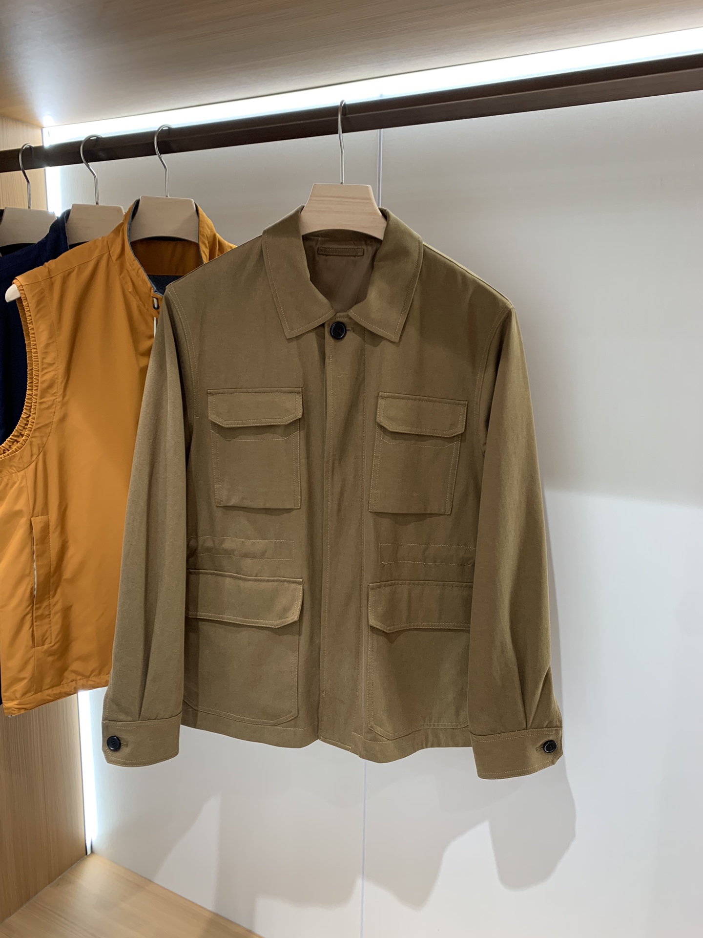 NO:510190,Luxury classic!  Brioni Tencel Cotton Blender Multi-Pocket Lapel Waist Drawstring Shirt-style Hunting Jacket Jacket!  A style that never ends can be worn all the time, always classic and timeless. A hunting jacket that reveals elegance and practical work style can be worn on any occasion. A man who can wear it will never be just a face. The focus of this style is fabric and style!  The use of Tennis blended cotton has both the cotton-like feeling and the luster and high-end feeling of Tennis. The plain double-layer weaving process has a solid fabric surface and a slight waterproof performance. Secondly, in our control of color, the fabric is fixed and dyed, and the color achieved by repeated adjustments. This color is very unique. It can be worn with formal clothes, suitable for business and socializing, and also suitable for work clothes. Become a simple and fashionable street person. Secondly, the control of the style, the appropriate slightly loose silhouette is not more than, which is very consistent with the current pursuit of comfort and aesthetics. The overall upper body of the clothes is very broad and stylish!  Article number 246769490 Online price control platform shall not be less than 699 Fabric composition 60 day wire 40 cotton Lining 52 polyester fiber 48 viscose fiber fitting color tea brown green Size M-3XL,,jackets & coats,jackets & coats,shirts,alexander wang19860909重奢经典！Brioni天丝纯棉混纺多口袋翻领腰部抽绳衬衫式猎装夹克外套！永不落幕的款式 可以一直穿,一直经典,不过时 一件野性之中透露优雅兼具实用工装类型的猎装式夹克外套 可以搭配任何场合,会穿的男人,永远不止于一副面孔 这个款的重点是面料和版型！ 采用天丝混纺棉,既有棉的棉感,又有天丝的光泽和高级感 平纹的双层梭织工艺,布面结实,有轻微的防水性能 其次我们对颜色的把控上,面料是定织定染的,反复调整才达到的这个色泽 这个颜色很独特,可以搭配正装穿着适合商务应酬,也适合搭配工装类型穿着 成为街头简单潮人 其次是版型的把控,适量的微宽松廓形,不多于,很符合当下对舒适已经审美的追求 衣服上身整体很挺阔有型！ 货号246769490 控价线上公开平台不得低于699 面料成分60天丝40棉 里料52聚酯纤维48粘纤 版型合身 颜色茶褐绿 尺码M-3XL,,jackets & coats,jackets & coats,shirts,alexander wang,Men's clothing