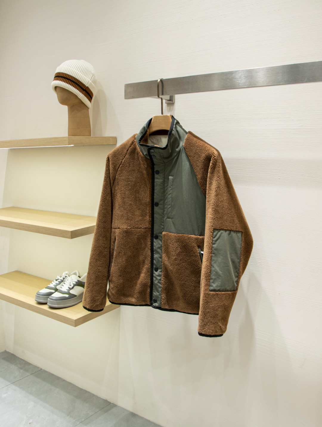 NO:510186,【LP version】The same style as Guanxi!  Double-sided lamb fur jacket!  Old Qian style ceiling, the ultimate interpretation of elegance and luxury!  [Same style as a star, trendy benchmark] Edison Chen performed many times on the body, from the cover of 'Mr. Fashion Fine' to the streets of Tokyo, LP lamb-wool jackets have become a model for old-fashioned outfits. Guan Xige matched this jacket with a cold hat and minimalist inner wear, perfectly interpreting low-key luxury and leading to the 'work-free sense of luxury'. [Double-sided design, wear multiple clothes] One side is the texture of the jacket, and the other side is fleece fleece, which uses a combination of grained wool and nylon taffeta. The key is that the upper body is really fashionable, the style is loose, fluffy and soft, and the double-sided freely switches, which can easily adapt to multiple scenes of business and casualness, and there is no need to worry about the outfit. Item number 232345580 Online price control shall not be less than 799 Fabric 160 acrylic 30 wool 10 polyester fabric 270 cotton 30 nylon  Loose style color khaki Size S-XL, loro piana, jackets & coats, jackets & coats,hats,alexander wang19860909【LP版】冠希同款！双面穿羊羔毛夹克外套！老钱风天花板,优雅与奢华的终极诠释！【明星同款,潮流标杆】 陈冠希多次上身演绎,从《时尚先生Fine》封面到东京街头,LP羊羔毛夹克已成为老钱风穿搭的典范.冠希哥以冷帽、极简内搭搭配此款夹克,完美诠释低调奢华,引领“不费力的高级感”. 【双面设计,一衣多穿】 一面是冲锋衣的质感,另一面是摇粒绒抓绒 ,采用颗粒羊毛和尼龙塔夫绸的组合面料,重点是上身真的很洋气,版型宽松廓形,蓬松软糯,双面自由切换,轻松适配商务、休闲多重场景,穿搭无需纠结.  货号232345580 线上控价不得低于799 面料160腈纶 30羊毛 10聚酯纤维 面料270棉 30锦纶 版型宽松 颜色卡其 尺码S-XL,,loro piana,jackets & coats,jackets & coats,hats,alexander wang,Men's clothing