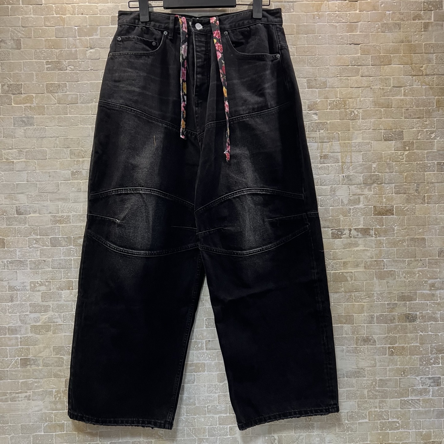 320💰（编号101）
Balenciaga巴黎世家 SS25 隐形拉链镌刻标识牛仔裤 常规版型  黑色