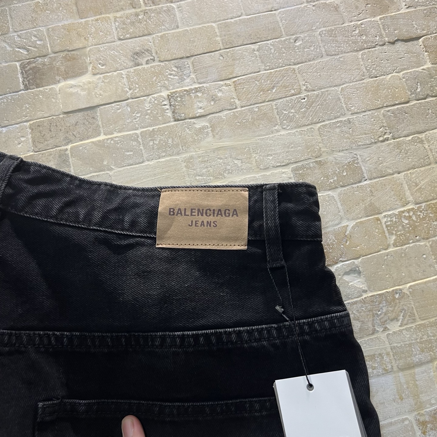 320💰（编号101）
Balenciaga巴黎世家 SS25 隐形拉链镌刻标识牛仔裤 常规版型  黑色