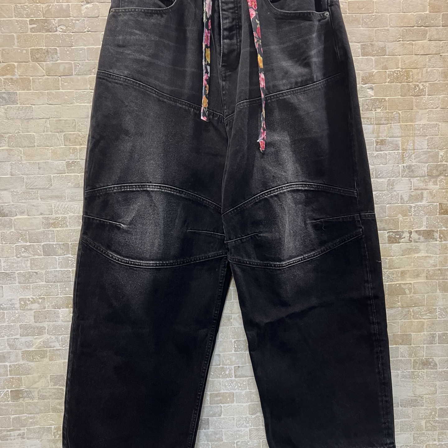 320💰（编号101）
Balenciaga巴黎世家 SS25 隐形拉链镌刻标识牛仔裤 常规版型  黑色