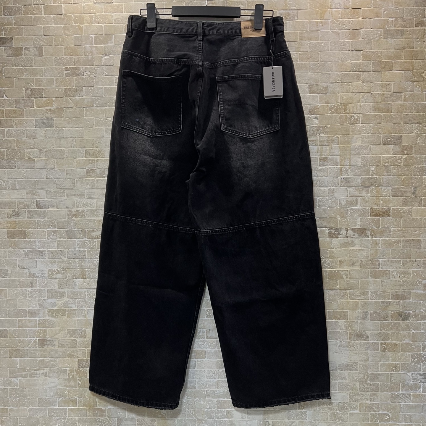 320💰（编号101）
Balenciaga巴黎世家 SS25 隐形拉链镌刻标识牛仔裤 常规版型  黑色