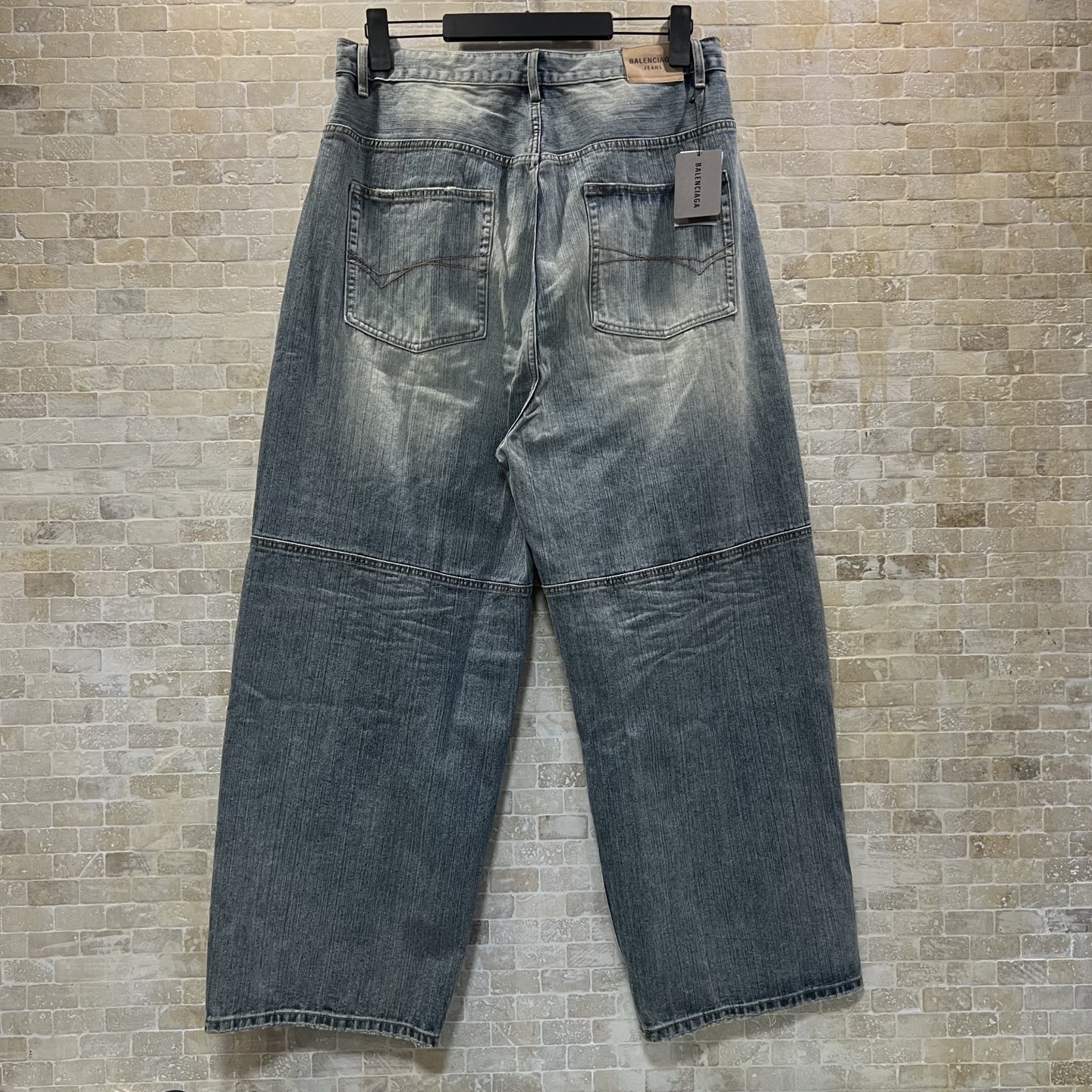 320💰（编号101）
Balenciaga巴黎世家 FW25 意大利环锭纱牛仔裤 常规版型 男款 浅蓝色