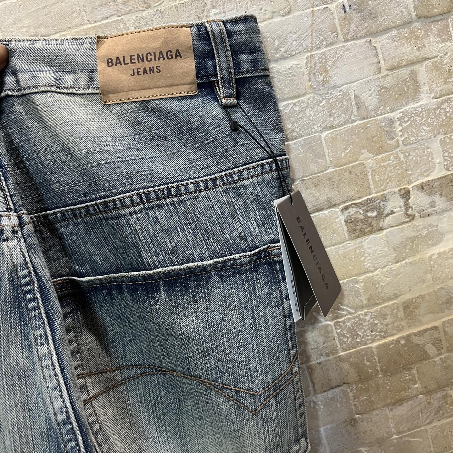 320💰（编号101）
Balenciaga巴黎世家 FW25 意大利环锭纱牛仔裤 常规版型 男款 浅蓝色