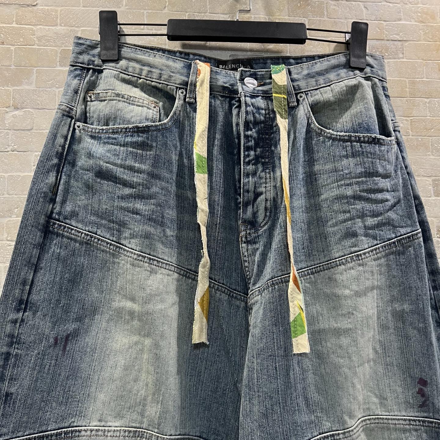 320💰（编号101）
Balenciaga巴黎世家 FW25 意大利环锭纱牛仔裤 常规版型 男款 浅蓝色
