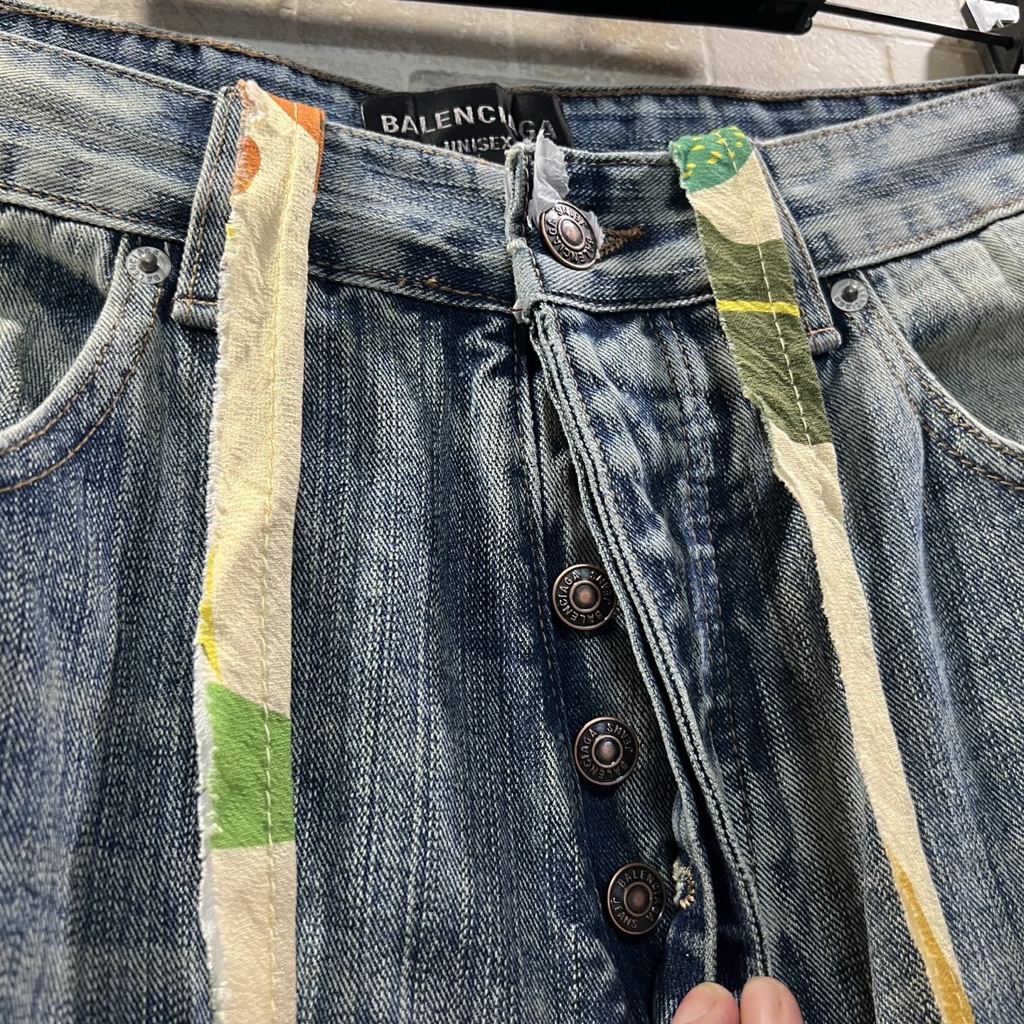 320💰（编号101）
Balenciaga巴黎世家 FW25 意大利环锭纱牛仔裤 常规版型 男款 浅蓝色
